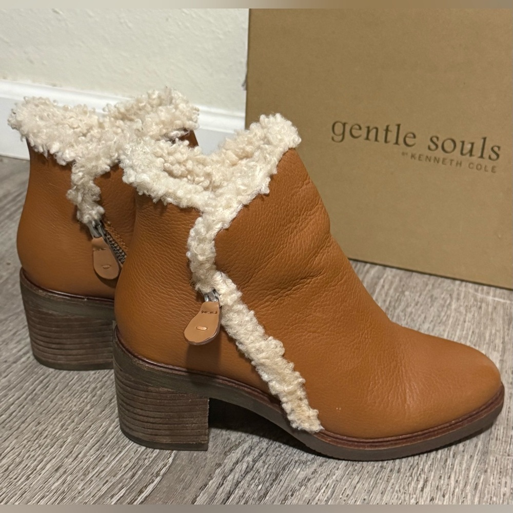 Gentle Souls by Kenneth Cole Cozy Zip Ankle Booties Leather Block Heel Boots 7.5 - Picture 4 of 5